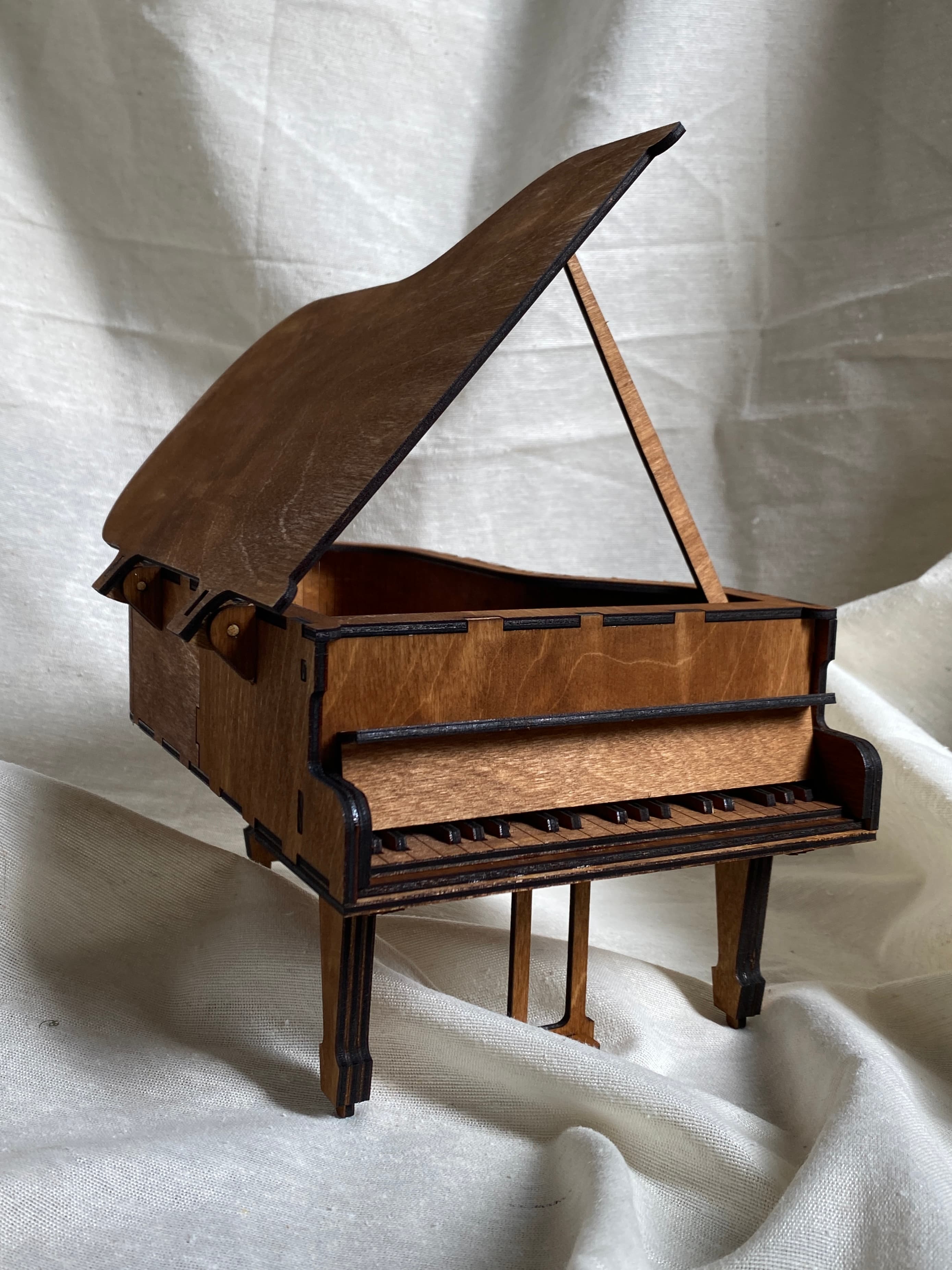 Mini pianoforte portagioie - Scatola portagioie in legno a forma di pianoforte. Creazione artigianale in legno ArtèCris.