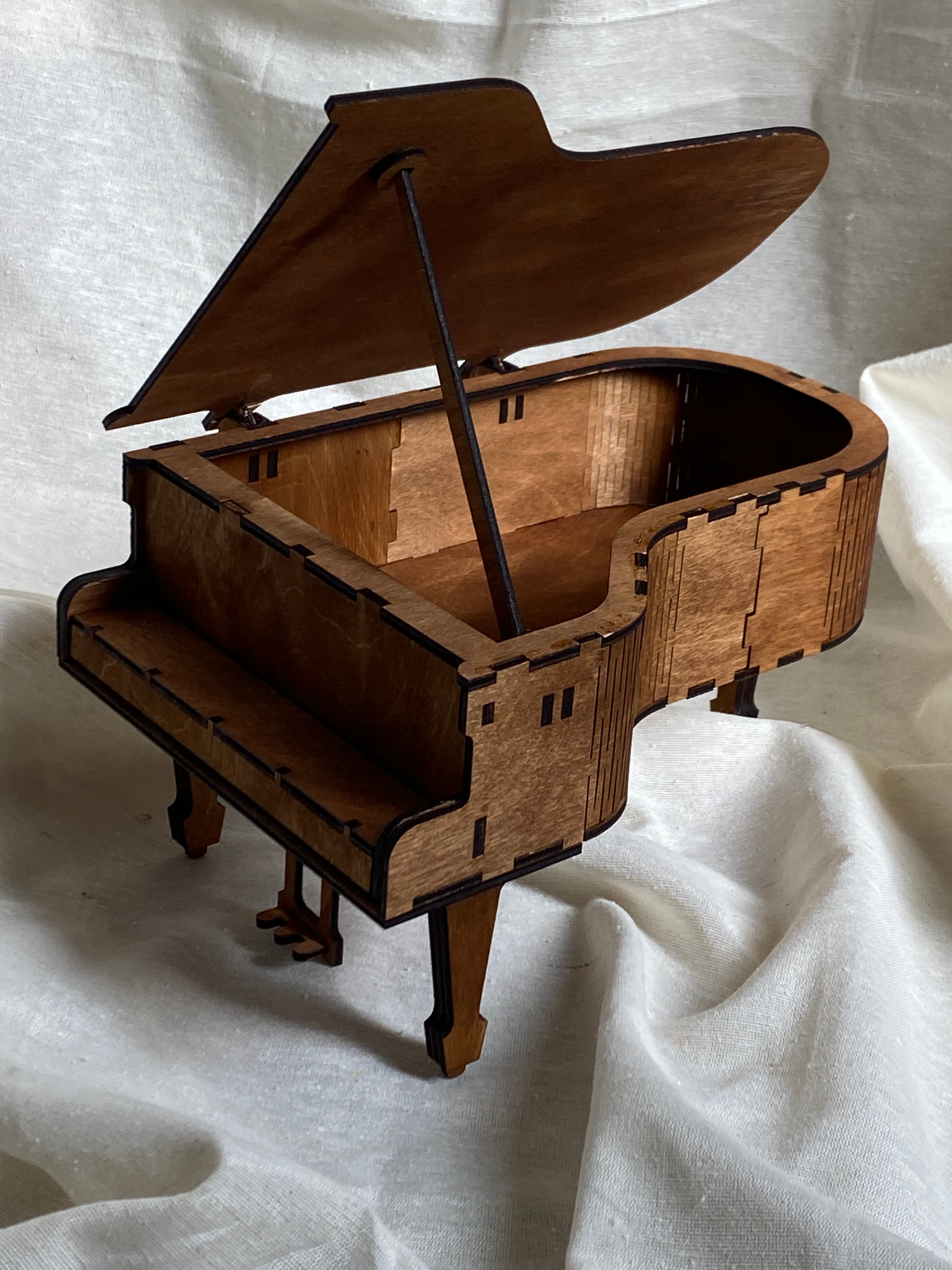 Mini pianoforte portagioie - dettaglio 3 di creazione artigianale in legno ArtèCris