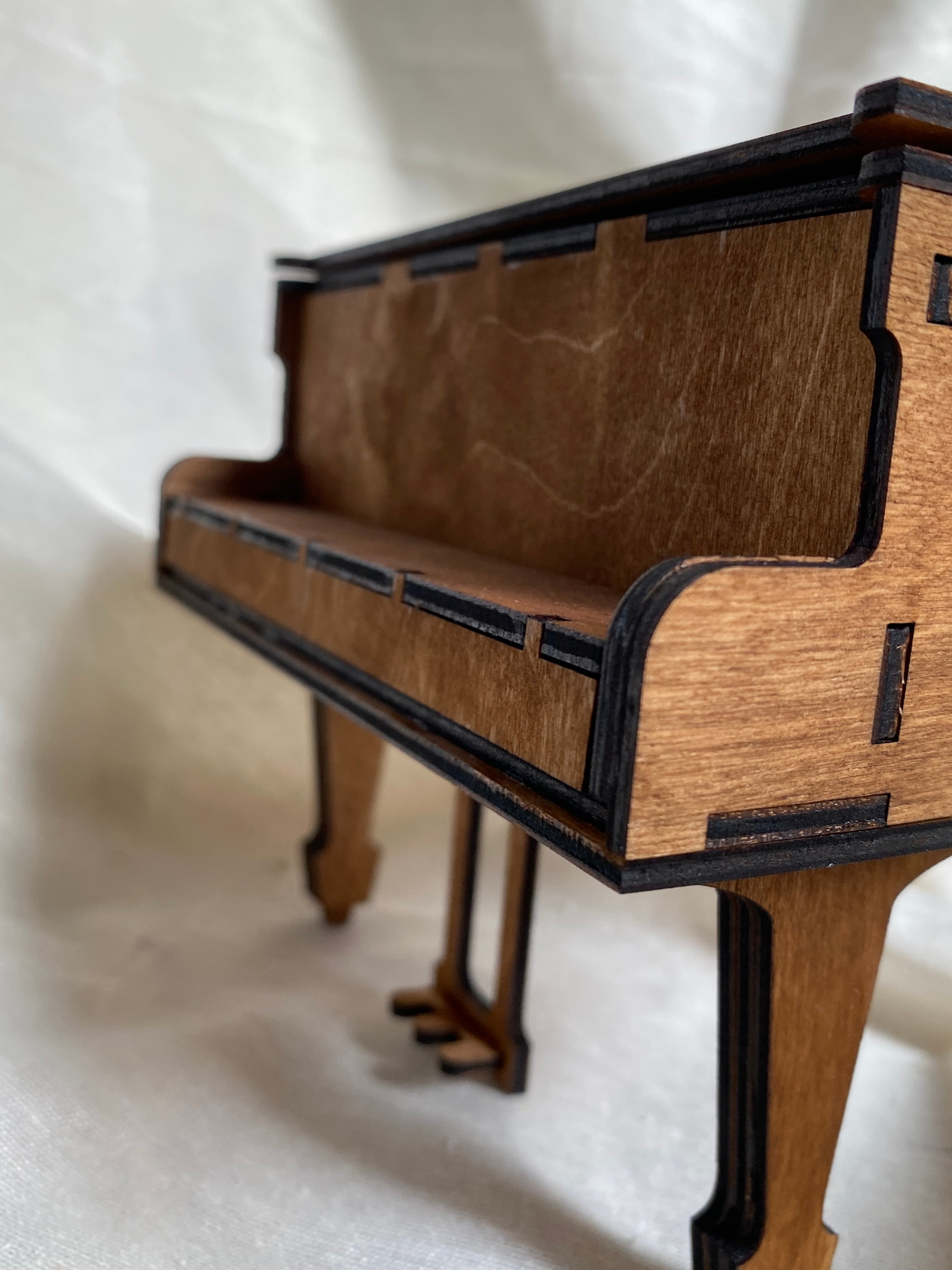 Mini pianoforte portagioie - dettaglio 6 di creazione artigianale in legno ArtèCris