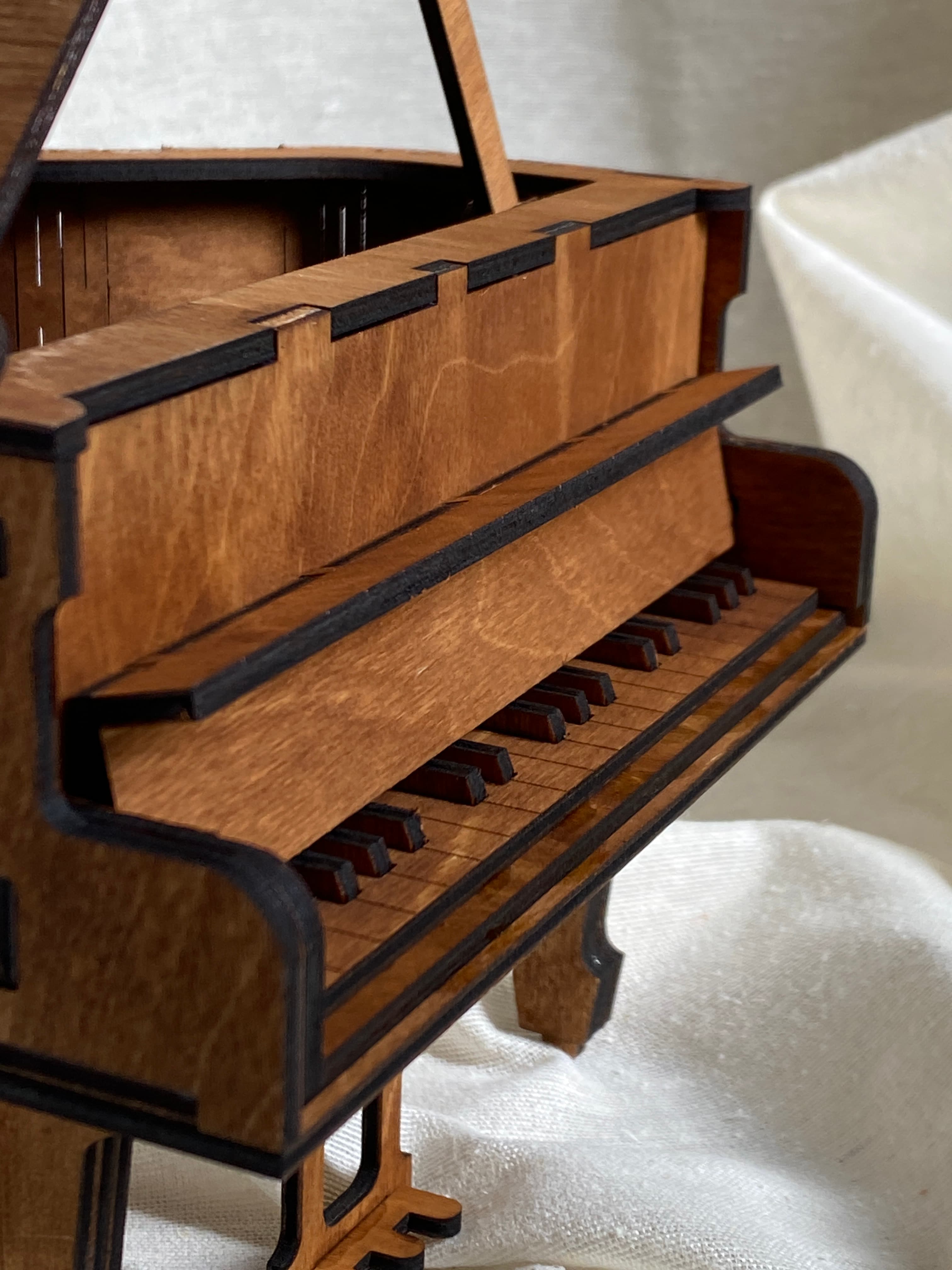 Mini pianoforte portagioie - dettaglio 5 di creazione artigianale in legno ArtèCris