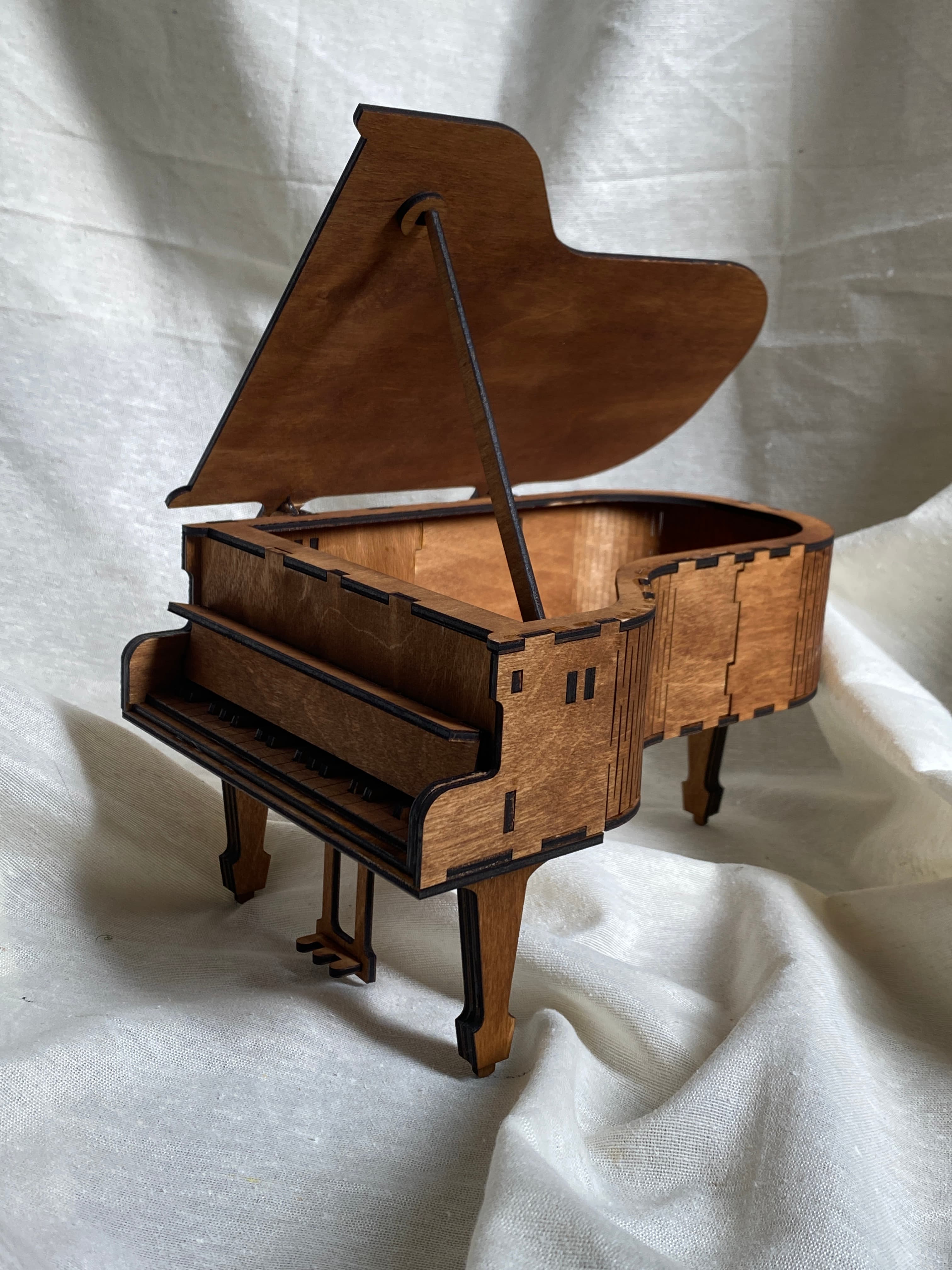 Mini pianoforte portagioie - dettaglio 2 di creazione artigianale in legno ArtèCris