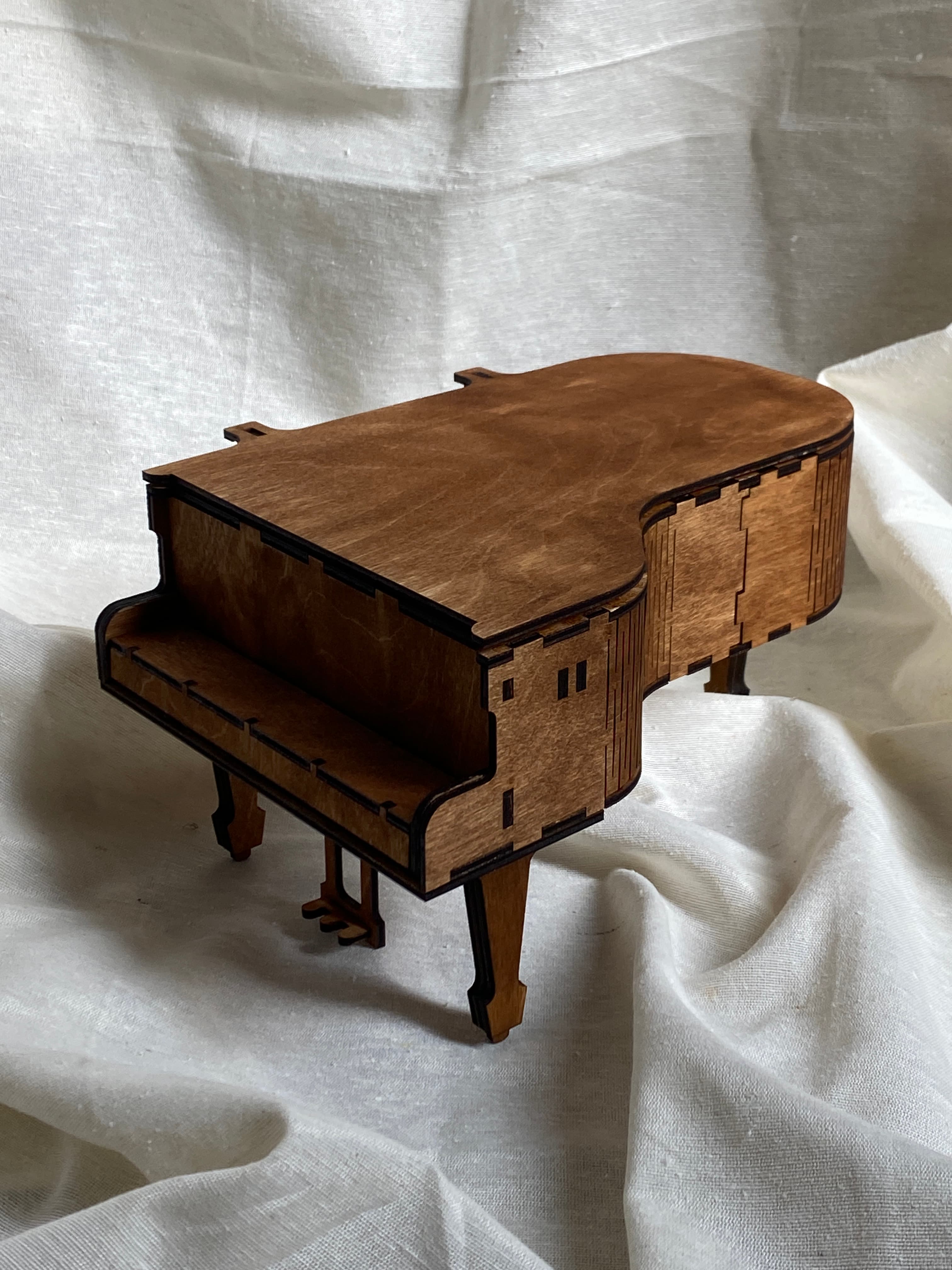 Mini pianoforte portagioie - dettaglio 4 di creazione artigianale in legno ArtèCris