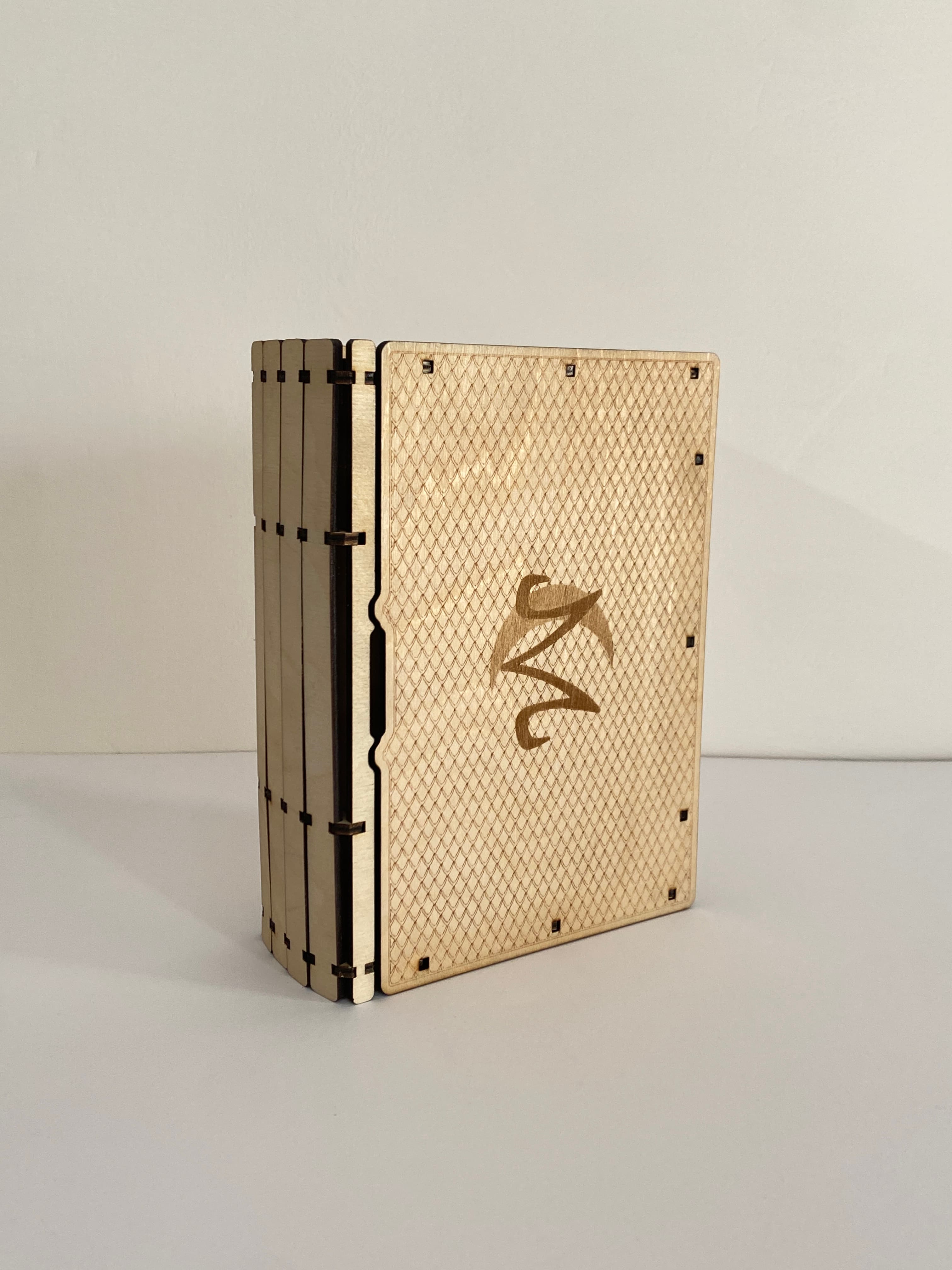 Scatola a libro - dettaglio 5 di creazione artigianale in legno ArtèCris
